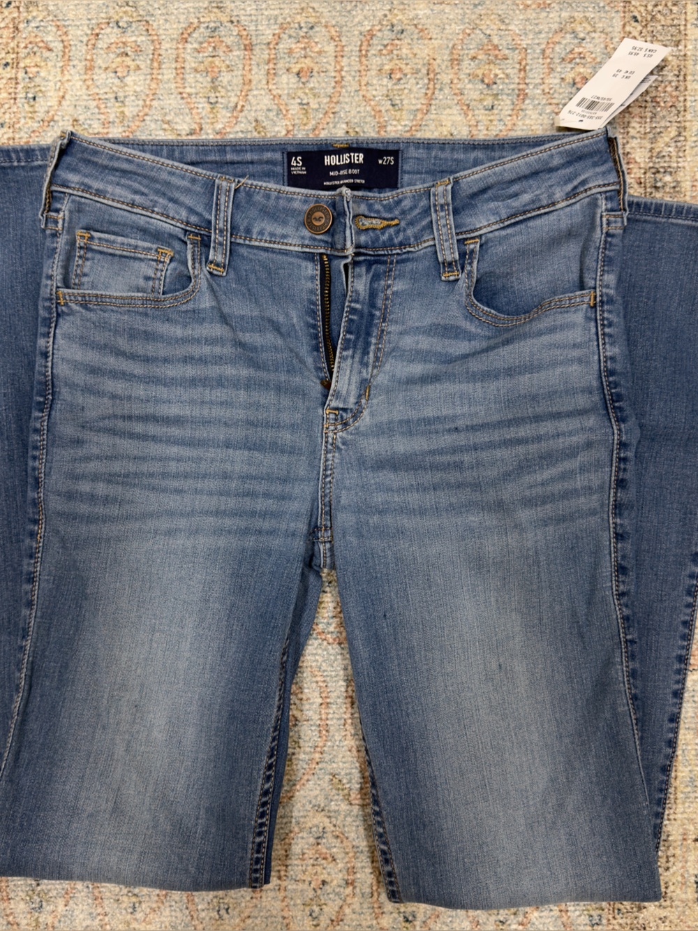 NWT Hollister Mid Rise Boot Women’s Jeans in Medium Blue Wash 4 short